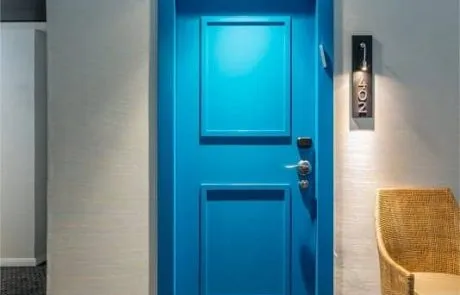 דלת כניסה כפרית לבית