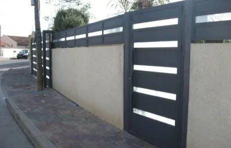 גדר אלומיניום אטומה: פרטיות וביטחון לבית שלך